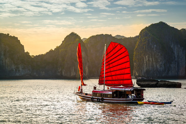 Lod v Halong Bay